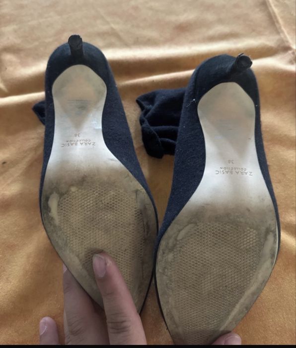 botins pretos da Zara têm um estilo meia com uma biqueira afunilada e um material elástico