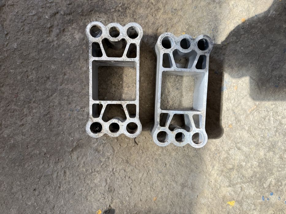 Wspornik dystans belki przedniej Abarth Fiat 500