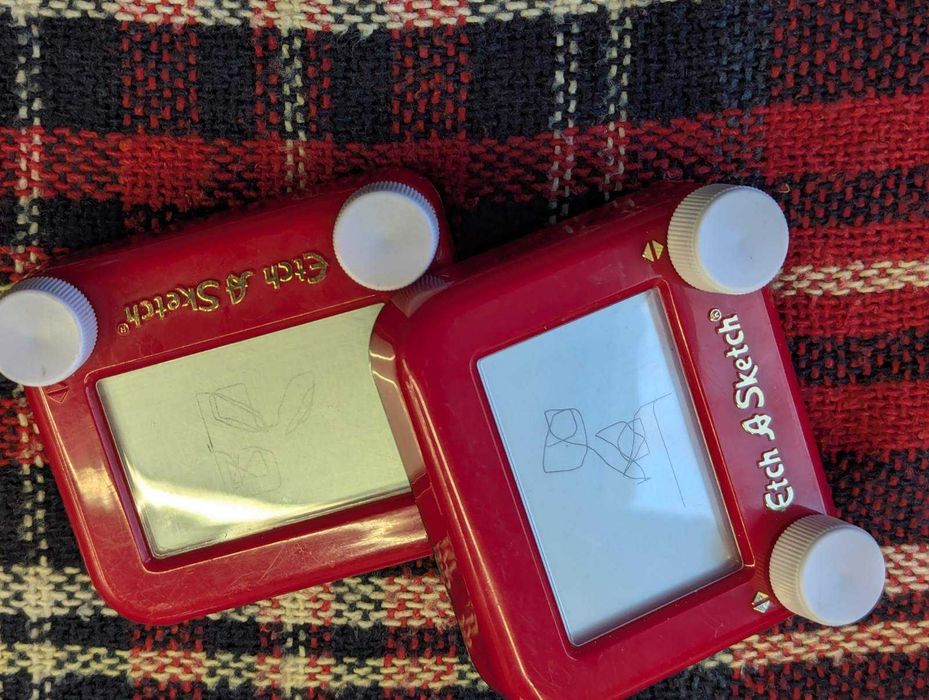 игрушка для рисования Etch A Sketch Pocket (карманная версия)