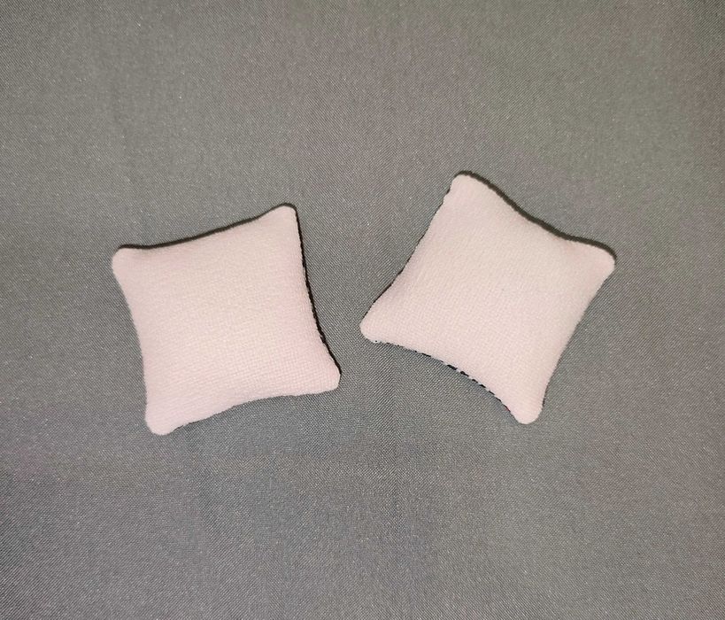 Poduszka Mini dla Lalek Dekoracyjna dwukolorowa4,5x4,5cm Handmade 2szt