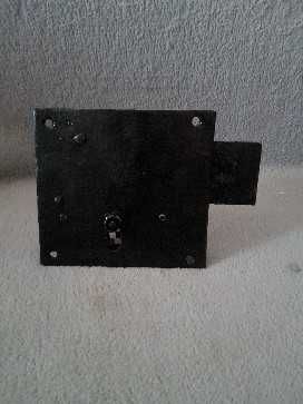 Fechadura muito antiga com chave.