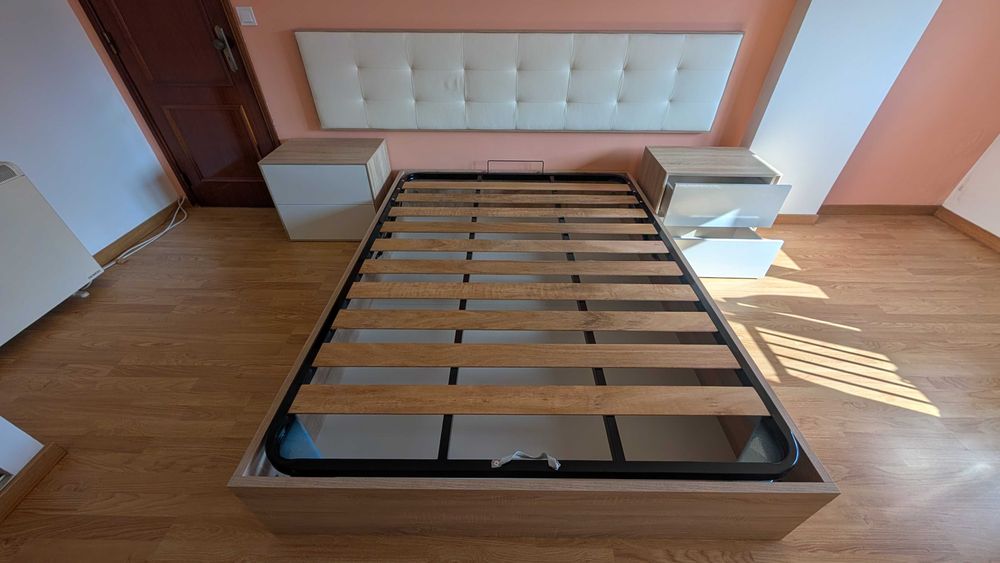 Venda de mobília de quarto de casal.