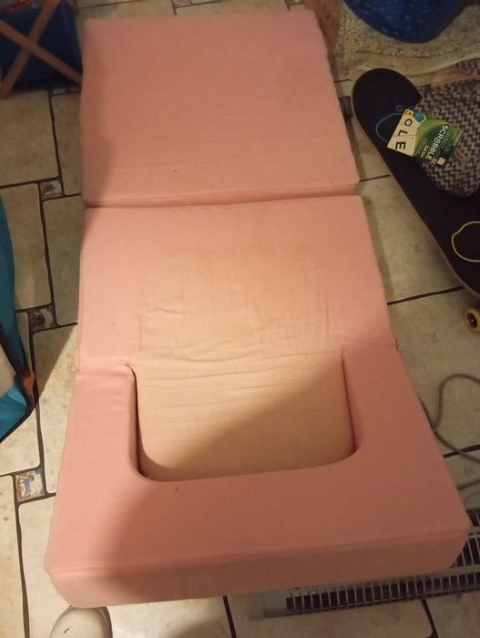 Colchão e sofá rosa