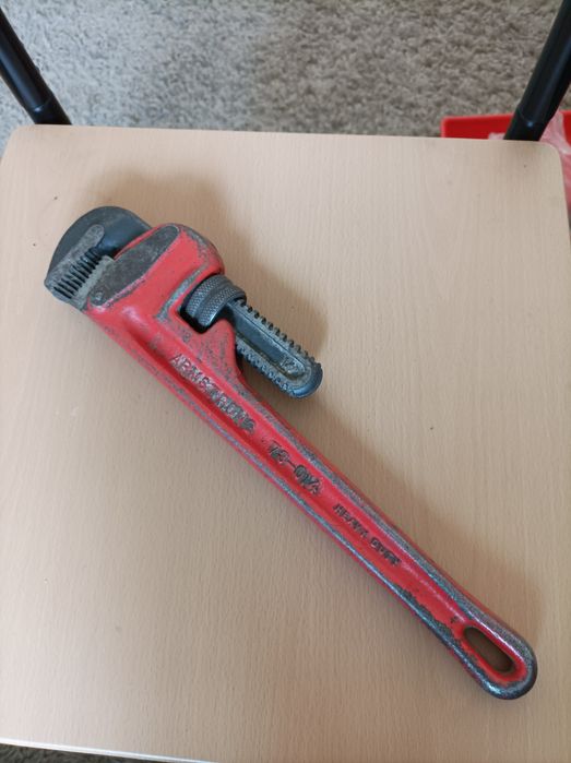 Ferramentas, chaves inglesas, de fendas etc.