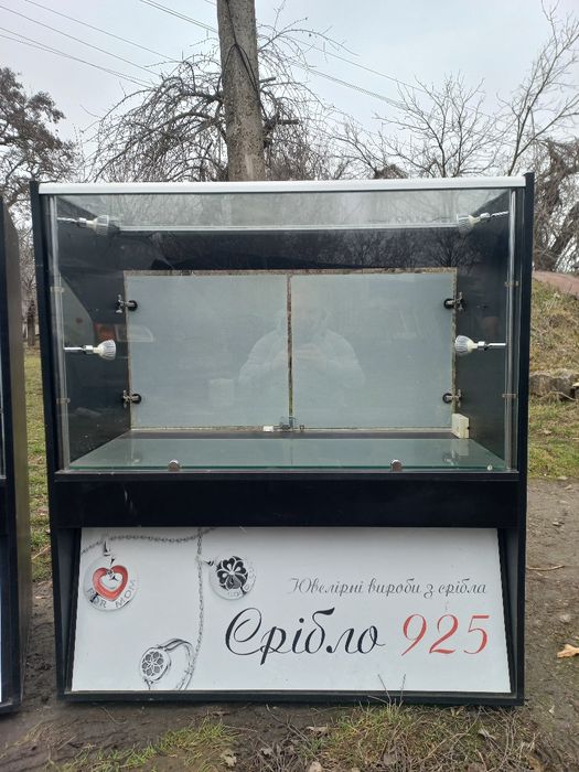 Шафа- вітрина для магазину