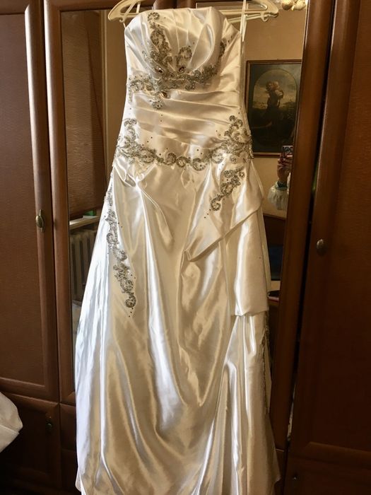 Весільна сукня абсолютно нова з камінням Сваровскі