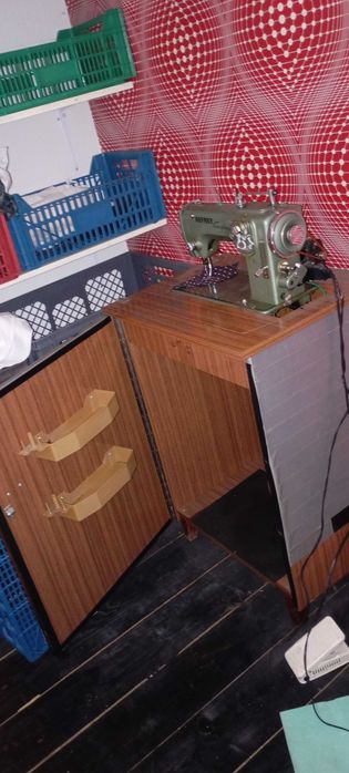 Máquina de costura semi industrial Refrey , modelo 427 com Móvel !