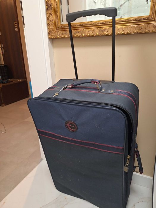 Duża walizka materiałowa