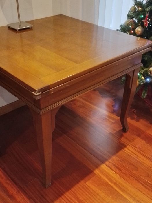 Mesa antiga, em bom estado