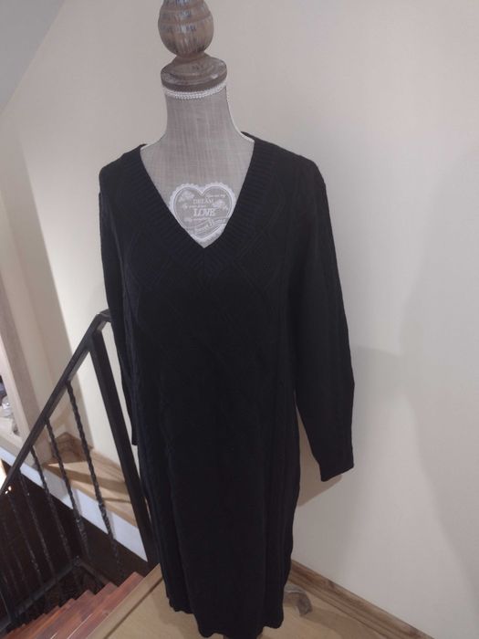 Sukienka czarna z wiskozy.