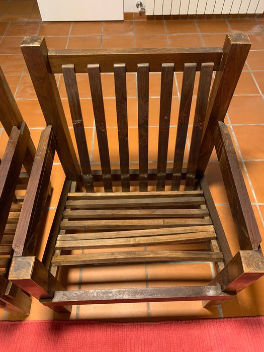 Cadeirões de madeira