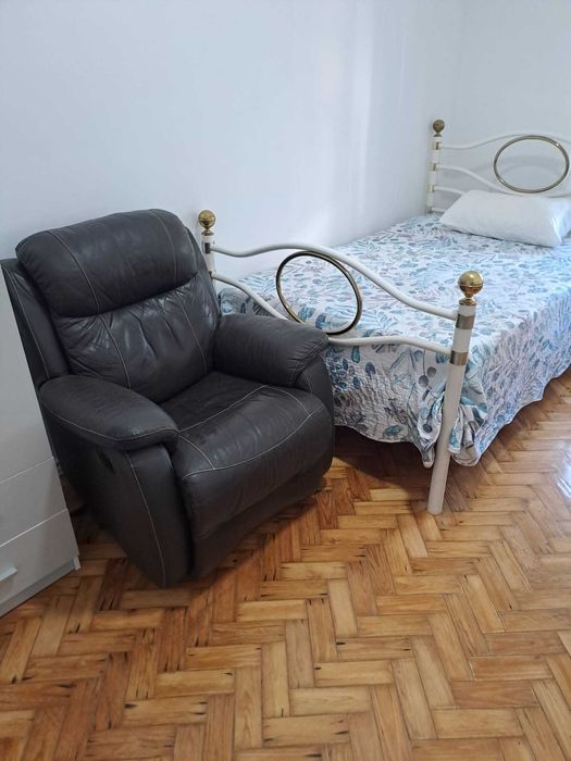 Quarto individual, em casa partilhada com mais 2 pessoas do sexo masculino