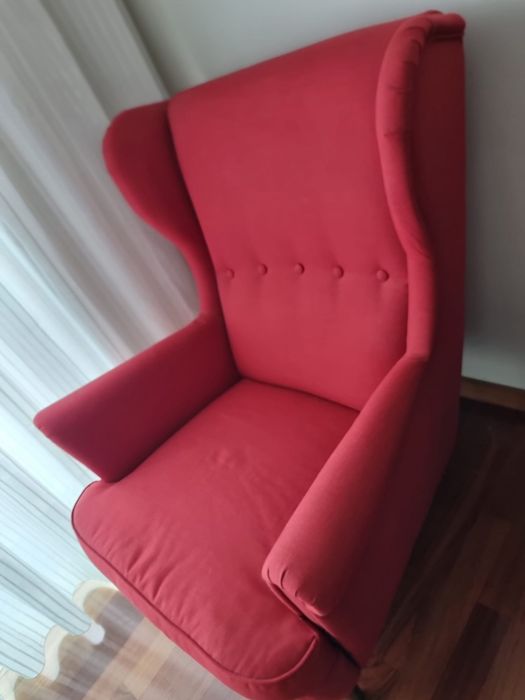 Poltrona vermelha Strandmon