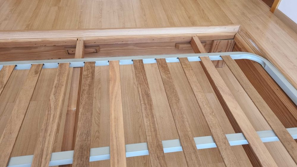 Cama casal-robusta-160x200-pinho maciço + estrado – excelente estado.