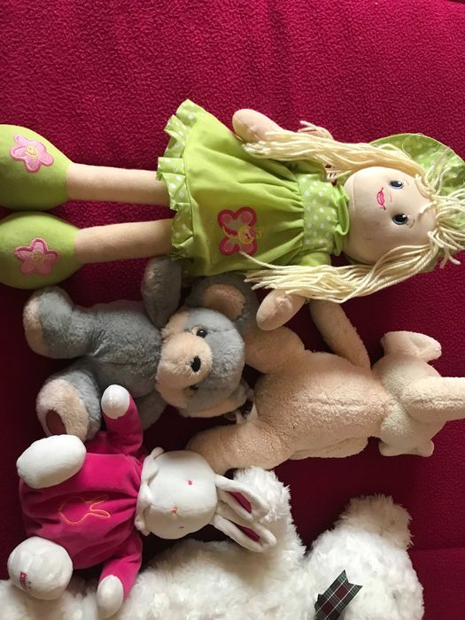 4 peluches+1 boneca