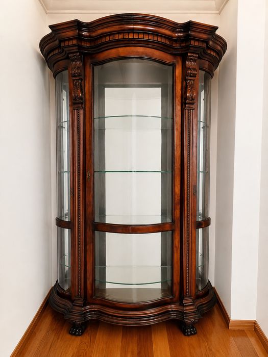 Vitrine clássica em madeira com prateleiras de vidro
