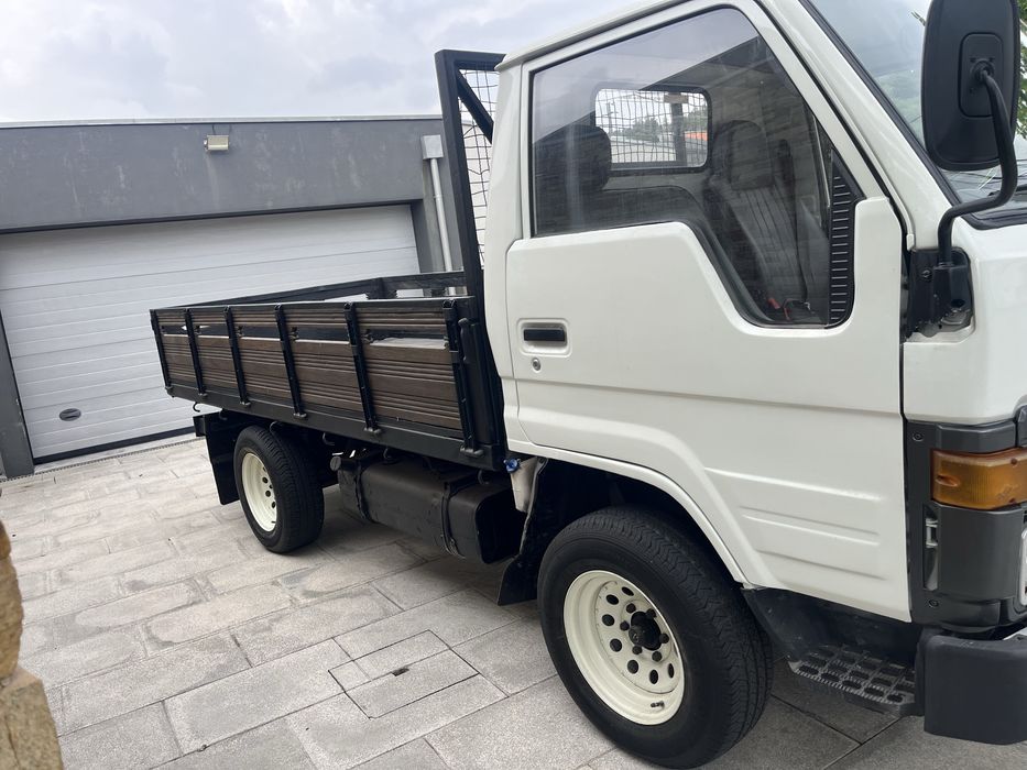 Toyota Dyna 150 lugares 3