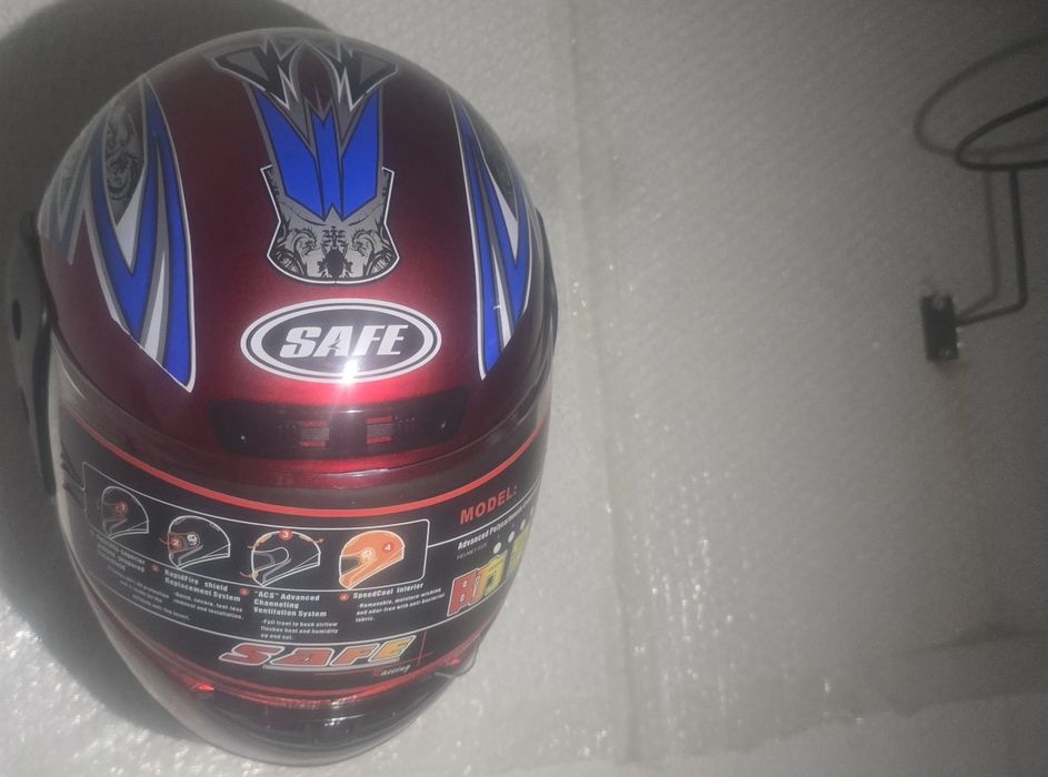 Suportes De Capacete Para Parede Em Bom Estado.