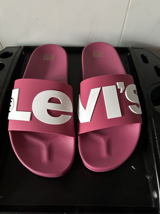 Шльопанці LEVIS розмір 39