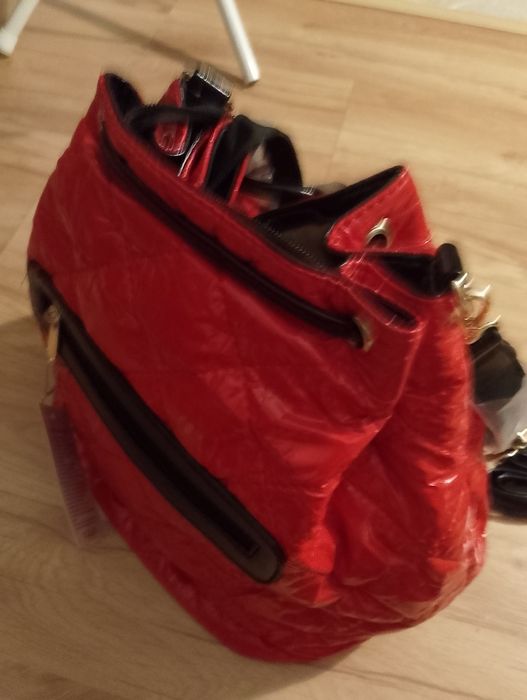 Nowa pikowana torebka listonoszka czerwona typu worek