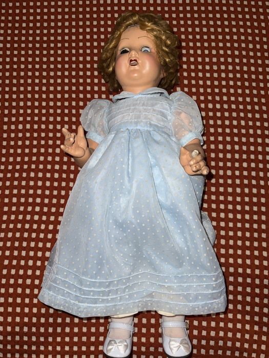 Boneca europeia em massa composta com movimento de cabeça