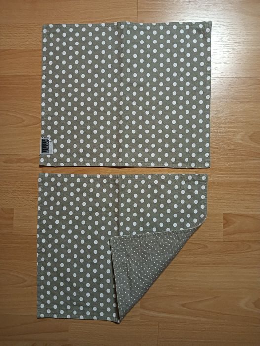 2 podkładki na stół dwustronne o wymiarach 40x34 cm