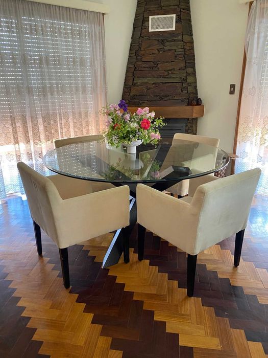 Mesa redonda moderna com tampo de vidro