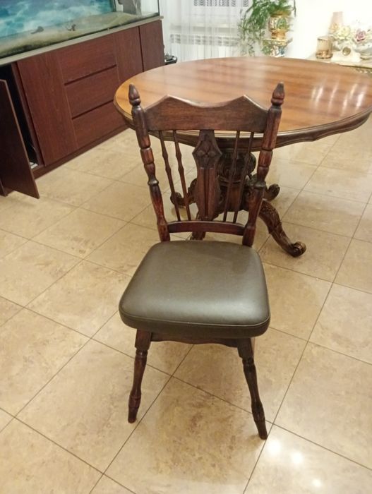 Okrągły stół z 4 krzeslami