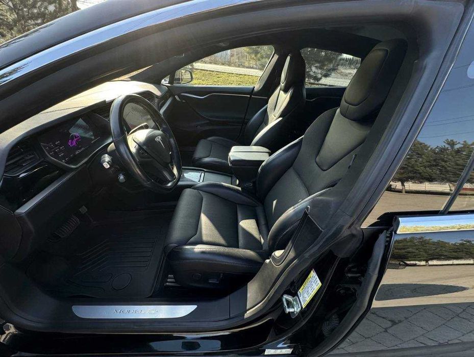 Тесла модель С 2018р повнопривідна.