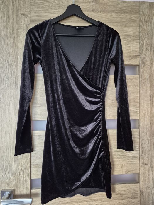 Sukienka mała czarna welurowa mini S / 36 długie rękawy dekolt koperto