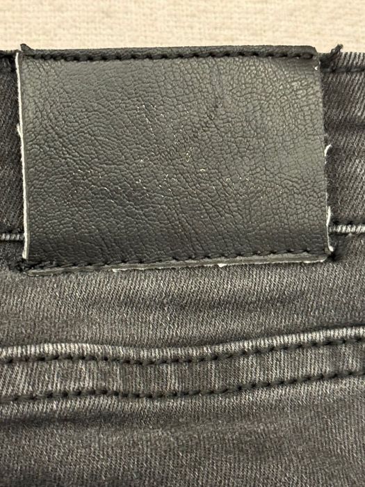 Spodnie jeansy LV z dziurami