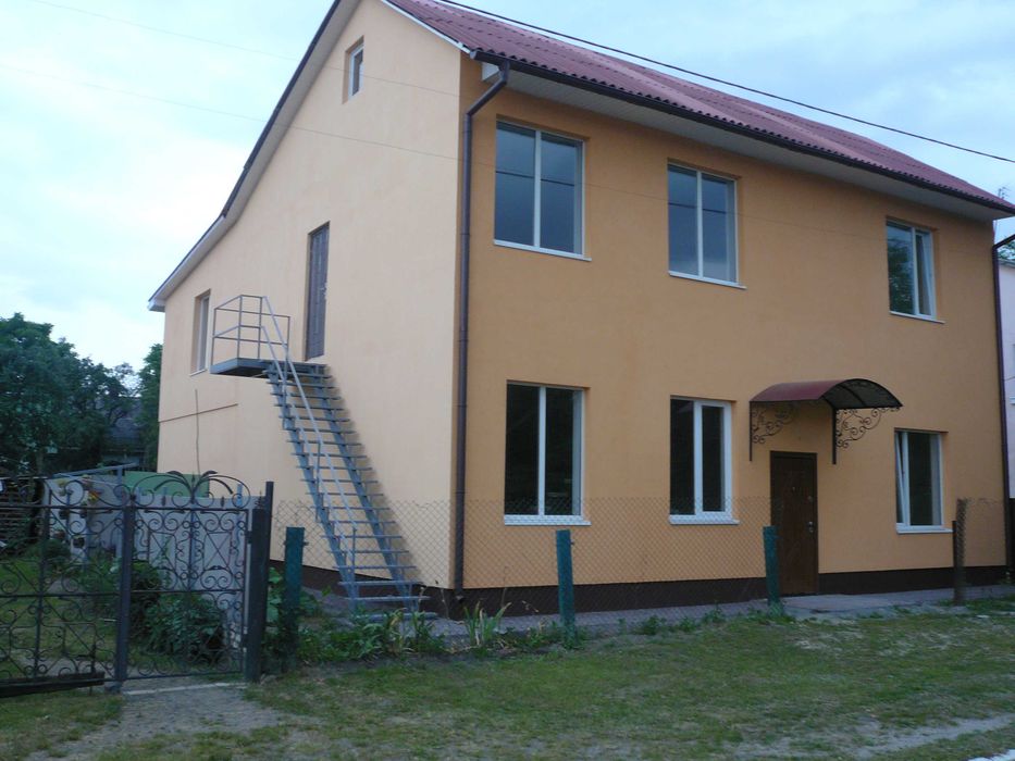 Продажа будинку під комерційну діяльність або для житла
