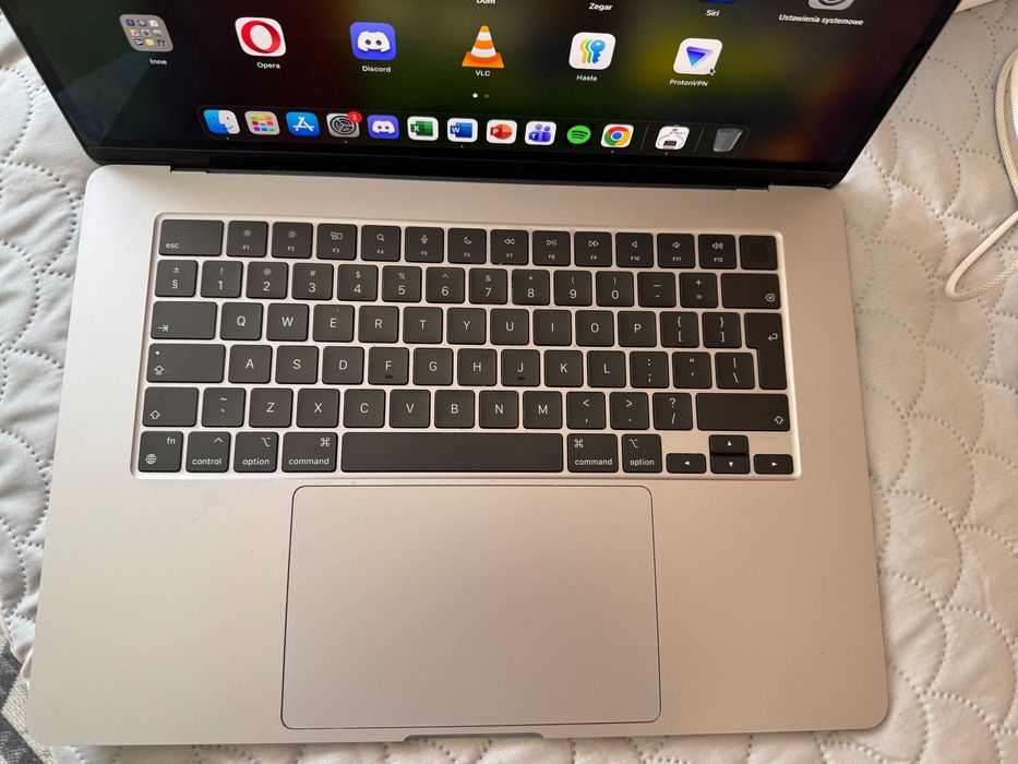 Macbook Air M2 15,3 cala 16GB RAM