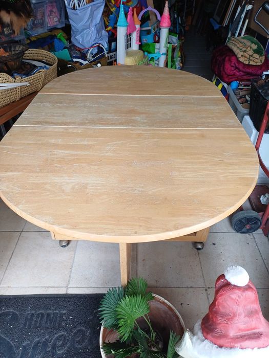 Mesa em madeira com abas rebatíveis