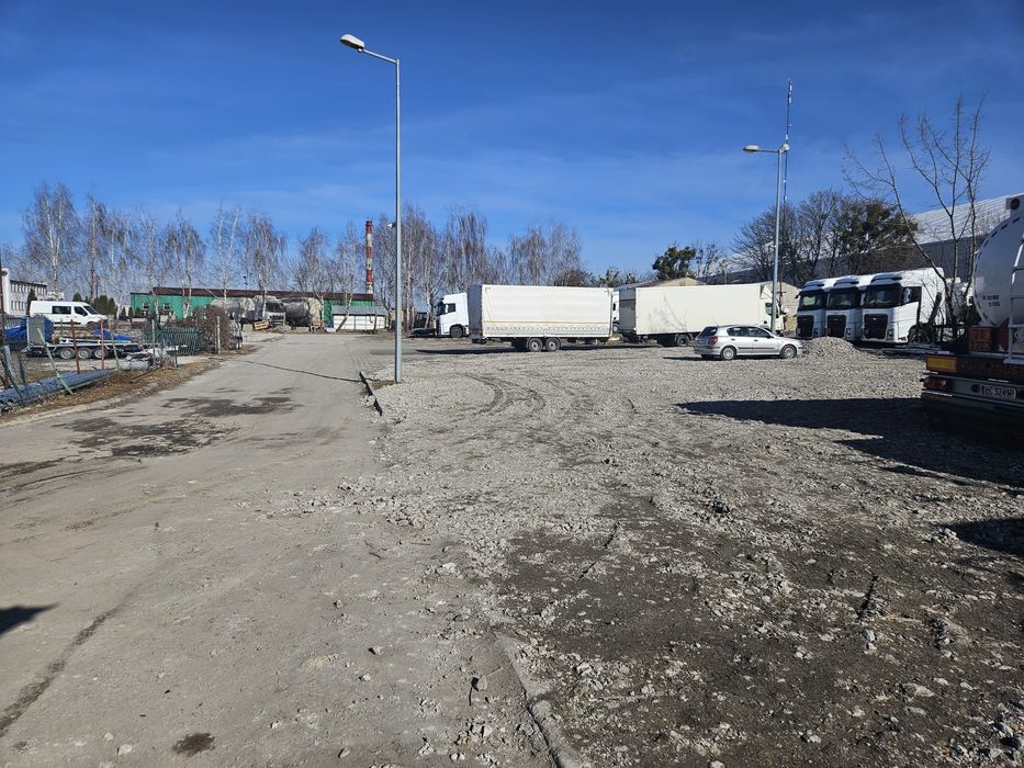 Parking. Miejsce postojowe TIR, maszyny budowlane, Bus
