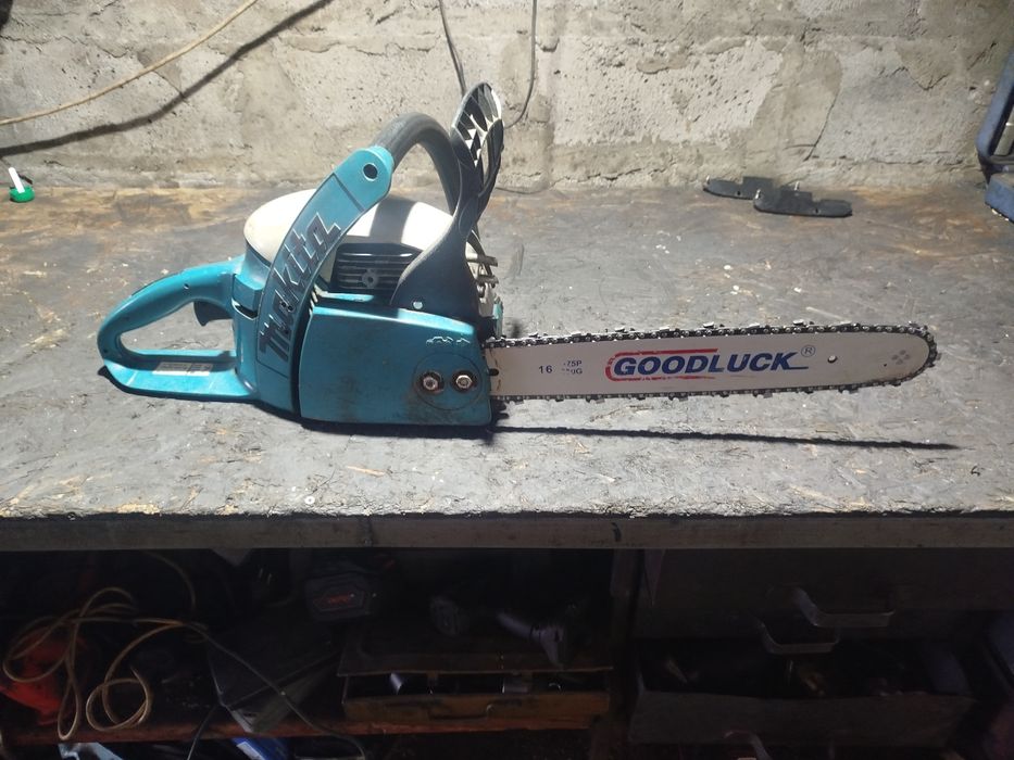 Бензопила Макита.