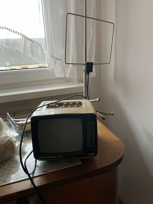 Radziecki przenośny telewizor Elektronika 409D  (Электроника 409Д)