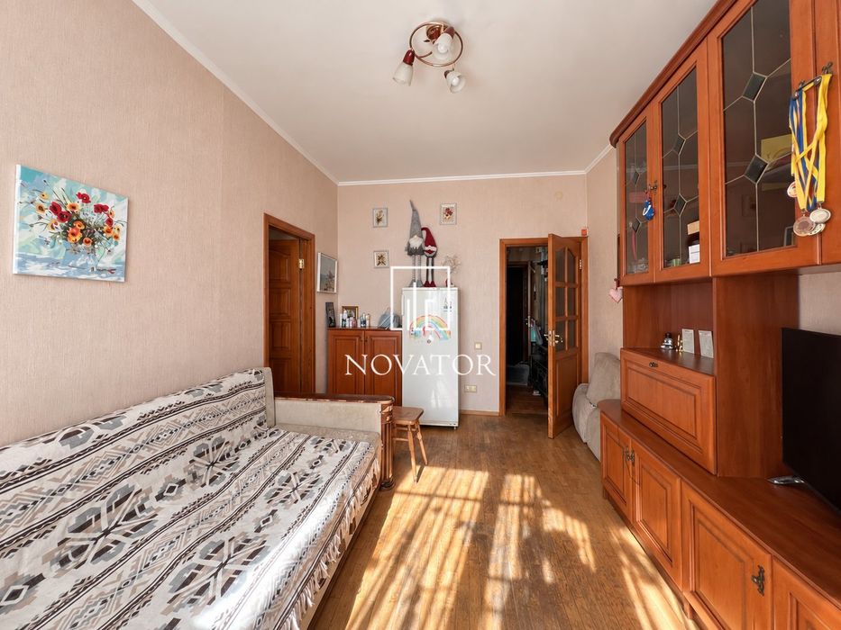 Продам 2-Кімнатну квартиру з доглянутим ремонтом,Київ,10хв до м.Берестейська,централізоване опалення,поруч парк Нивки,в будинку є Укриття, Без Комісії