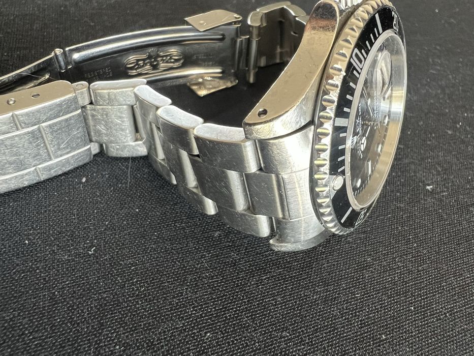 Rolex Submariner date  40 mm , ref . 16610 men . Year 1999