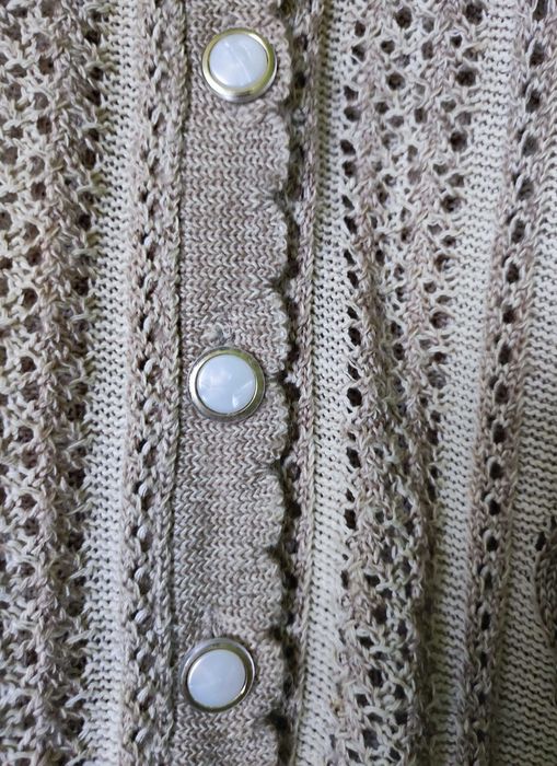 Damski sweterek zapinany – ażurowy, klasyczny styl, beż