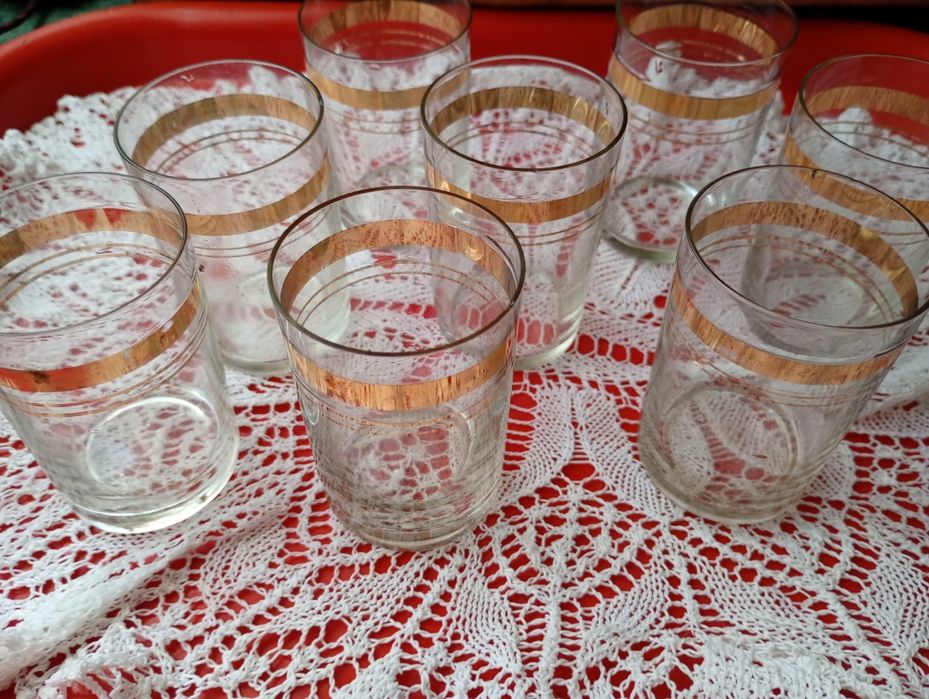 Скляні чарки із золотавим обідком