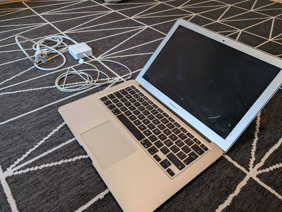 Macbook Air 13" i5 + 8GB + 128GB SSD c/ carregador