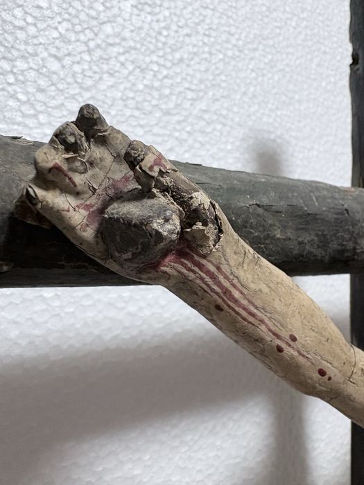 Antigo crucifixo em madeira com Cristo esculpido e policromado