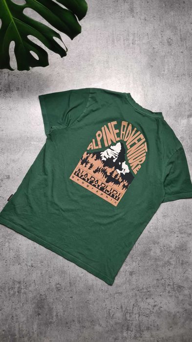 T-shirt koszulka Napapijri. Butelkowa zieleń. Duża grafika na plecach.