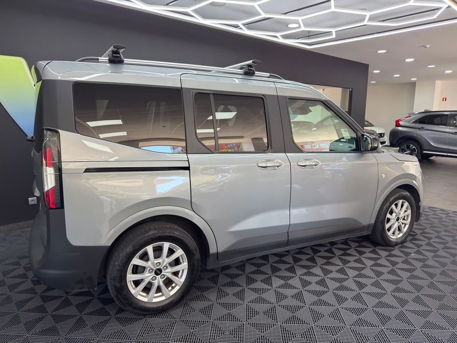 Ford Tourneo Courier 1.0 EcoBoost Titanium