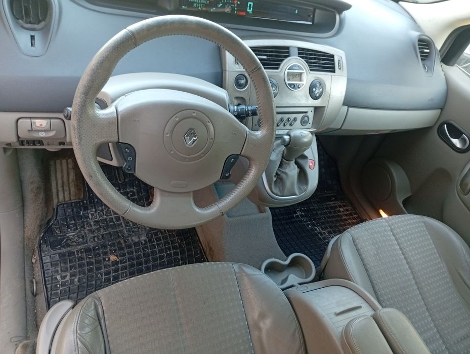 Сидіння салон підлокітник карти торпеда панель  автомат коробка Рено