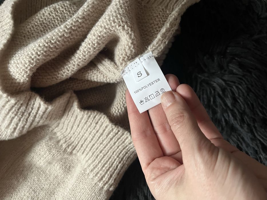 Дуже красивий бежевий светр