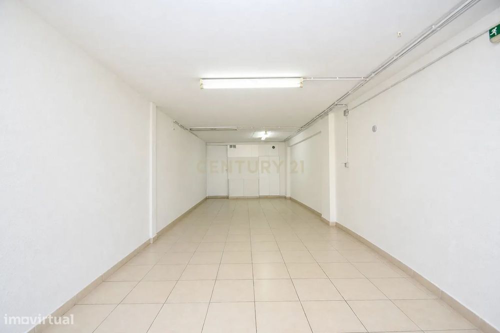 Apartamento T3, com 107 m² de área útil, estúdio musical com 40 m² e g