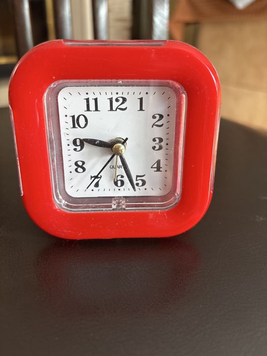 Zegar budzik na baterię