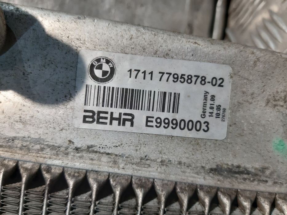 Bmw 5 E60 E61 3.0D Chłodnica Wody Behr 7795878 Automat